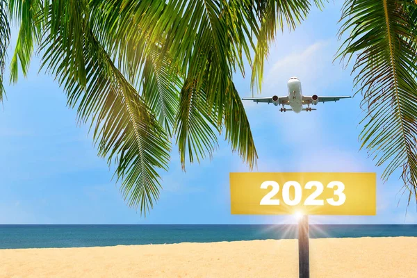 Yeni Yıl 2023 Sarı Tabelada Mavi Gökyüzünde Uçan Ticari Uçakla — Stok fotoğraf