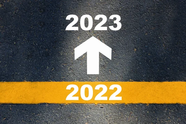 2022年至2023年为新年 柏油路上有黄线标记的白色箭头标志 — 图库照片