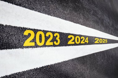 Yeni yıl 2023 'ten 2025' e kadar asfalt yolda yol tarifi için işaretleme çizgileri var. Gelecekteki konsept ve iş büyüme fikri