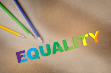 Eşitlik sözcüğü ve kahverengi kağıt üzerinde renkli kalem. Sosyal mesele kavramı ve lgbt fikri