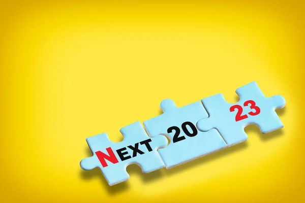 Siguiente 2023 Escrito Rompecabezas Azul Sobre Fondo Amarillo Concepto Desafío — Foto de Stock