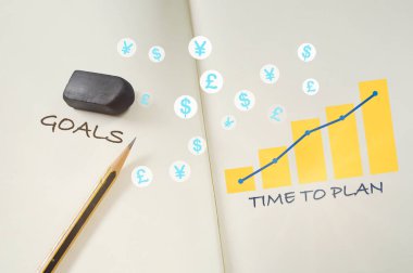 Kalem ve silgiyle deftere yazılmış büyüme grafiği ve para birimi sembolüyle plan yapma zamanı. Planlama konsepti ve girişimcilik hedefleri ile para kazanmak başarı fikri