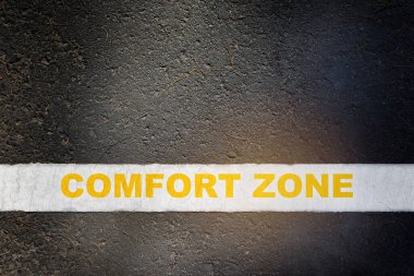 Konfor bölgesi ve beyaz ok beyaz başlangıç çizgileriyle asfalt yol yüzeyinde yazıldı