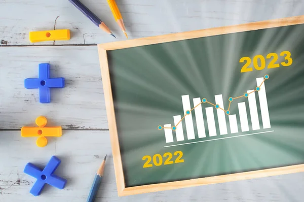 Νέο Έτος 2022 Έως 2023 Και Γράφημα Ανάπτυξης Γραμμένο Μαυροπίνακα — Φωτογραφία Αρχείου