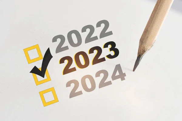 2022年 用铅笔在白纸上填写印有支票记号的新年核对表框 幸福与开始选择的概念和成功的解决方案 图库图片