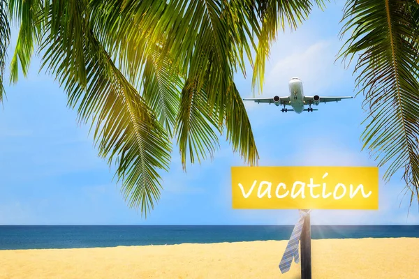 Vacation Written Yellow Sign Commercial Plane Flying Blue Sky Coconut — Zdjęcie stockowe