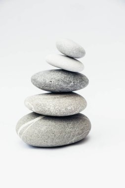 Hafif arkaplanda taş cairn.