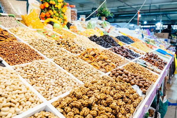 Le marché dans la ville Makhachkala. Photo De Stock