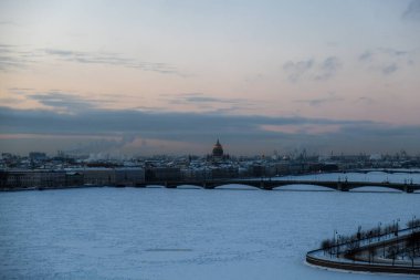 Donmuş Neva Nehri manzarası.