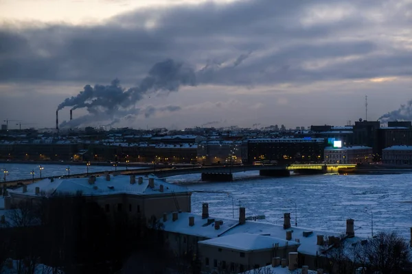 Donmuş Neva Nehri manzarası.