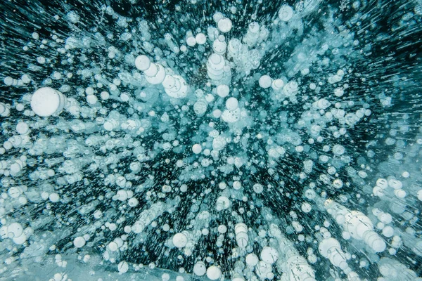 Textuur van prachtig blauw ijs. — Stockfoto