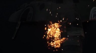 Yıkımın ardından. Yıkıcı bir duvarın arkasında bir tank. 3 Boyutlu Canlandırma