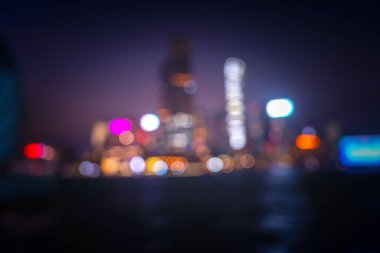 Şehir arka planına sahip soyut renkli dairesel bokeh