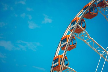 Dönme dolaplar mavi gökyüzüne karşı; yakın