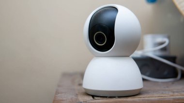 Güvenlik kamerası ya da evin içindeki gözetleme sistemi. Hareket ve hareketi tespit edebilir ve telefon uygulamalarına uyarı gönderebilir.