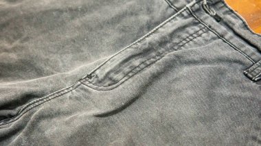 Gri kot pantolonunu fermuarla kapat. Seçici odaklanma. Sığ alan derinliği.