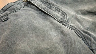 Gri kot pantolonunu fermuarla kapat. Seçici odaklanma. Sığ alan derinliği.