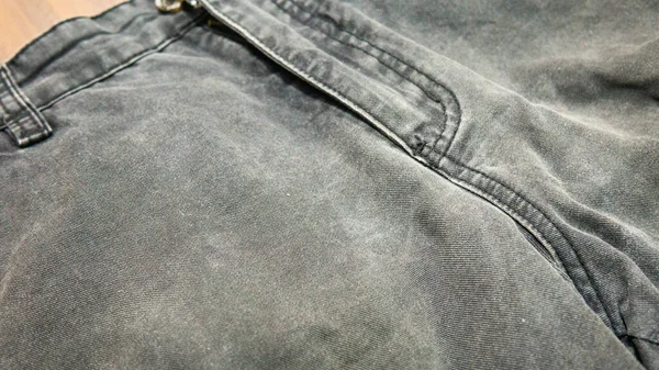 Gri kot pantolonunu fermuarla kapat. Seçici odaklanma. Sığ alan derinliği.