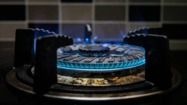 Kirli sobanın açılan ateşinin yakın görüntüsü. Yağlı lekeleri, eski yağ lekeleri, kızartma noktaları ve yağ lekeleri olan kirli ve ıslak bir mutfak mutfağı. Sağlıksız koşullar, evin dağınıklığı..