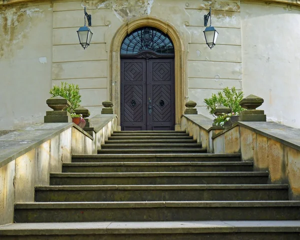 階段や chlumec nad cidlinou 城でゴシック様式のドア — ストック写真