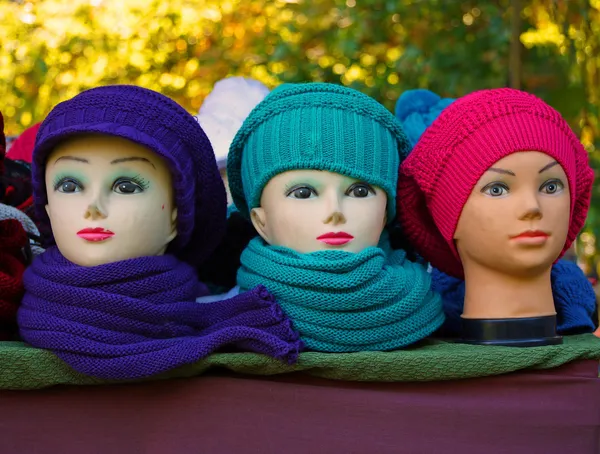 Umělé ženy hlavy s klobouky — Stock fotografie