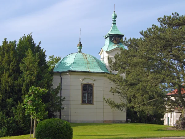 Petite chapelle avec tour et horloge — Photo