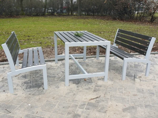 New metal and wooden park benches with table — Stock Photo, Image