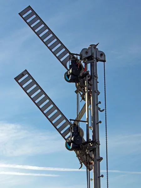 Старі механічні залізничні сигнали взяті на блакитне небо — стокове фото