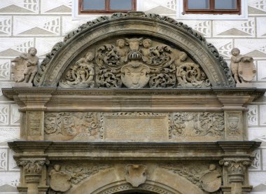 tarihi binanın ön yüzü dekore edilmiş