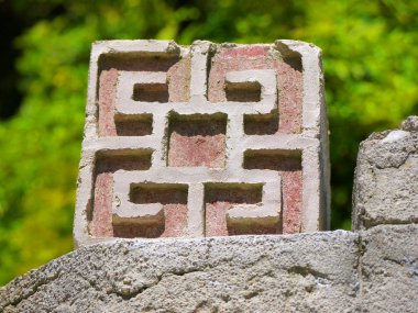 tuğla duvara karşı yeşil dekorasyon süslü