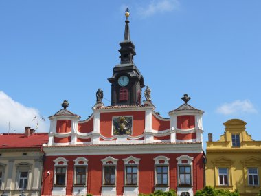 ve saat kulesi ile süslü eski binanın üst kısmı