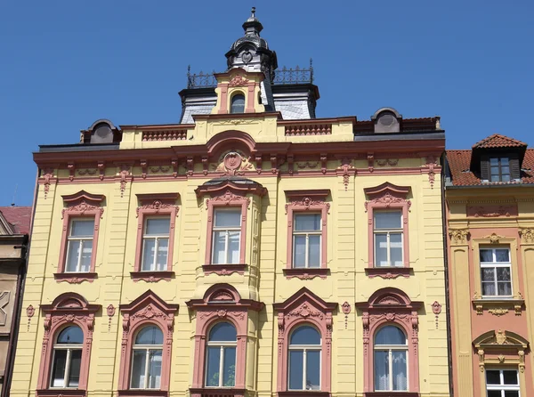 탑 및 시계와 오래 된 건물을 장식 — 스톡 사진