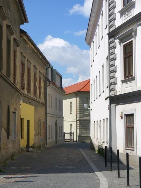 Kleine straat met bestrating en oude gebouwen — Stockfoto