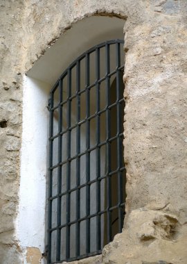 Sert beton duvarda latticed eski pencere