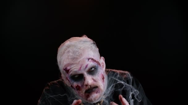 Aterrador hombre con Halloween zombie sangriento maquillaje herido, tratando de asustar, expresiones de la cara — Vídeos de Stock