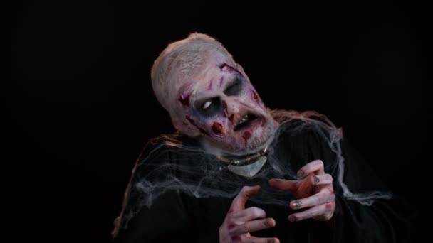 Uomo sinistro con orribile spaventoso trucco zombie di Halloween in convulsioni rendendo volti cercando di spaventare — Video Stock