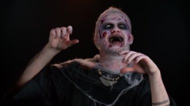 Şeytani adam, korkunç Cadılar Bayramı zombisi müzik dinliyor, disko dansı yapıyor, eğleniyor.