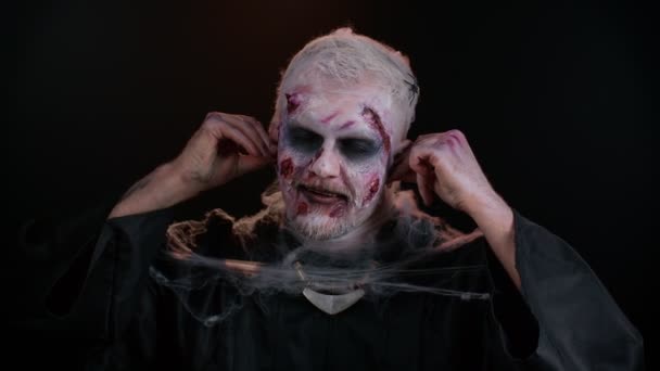 Zombi Halloween férfi sebek hegek arc visel fülhallgató, zenét hallgatni, tánc, ünneplés — Stock videók