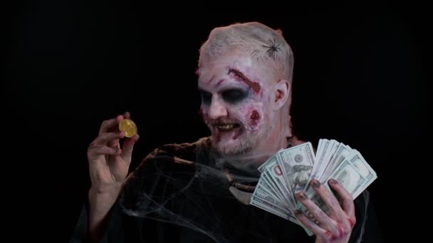 Strašidelný muž s krvavými jizvami tvář, Halloween zombie ukazující zlaté bitcoiny těžba budoucí technologie — Stock video