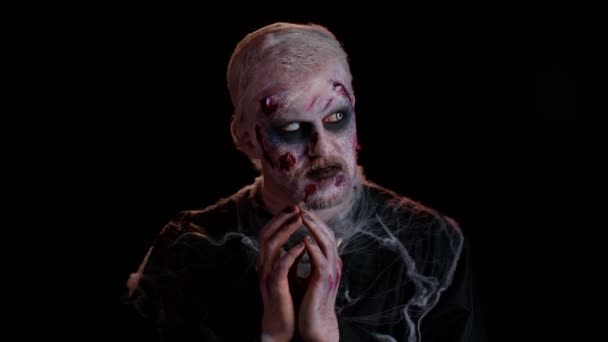 Děsivý muž s Halloween zombie nemrtvý krvavý zraněný obličej make-up, strach policejní ligths — Stock video