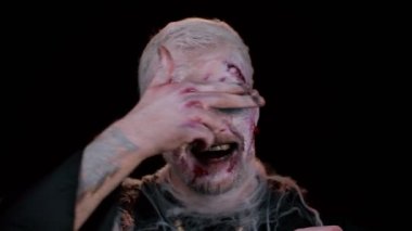 Şeytani adam, korkunç Cadılar Bayramı zombisi müzik dinliyor, disko dansı yapıyor, eğleniyor.