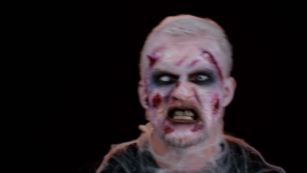 Neočekávaný vzhled děsivý muž s Halloween zombie krvavý zraněný make-up se snaží vystrašit — Stock video