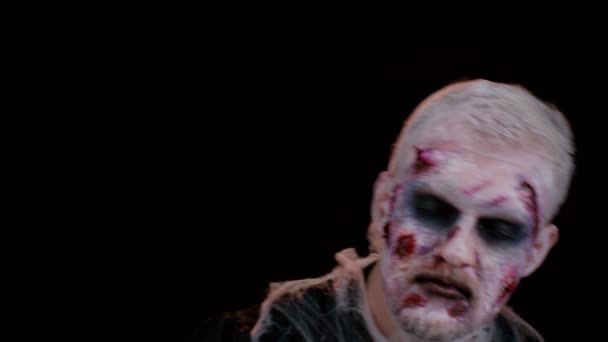 Aspetto imprevisto di uomo sinistro con orribile spaventoso trucco zombie di Halloween cercando di spaventare — Video Stock