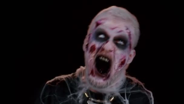 Homem assustador com maquiagem ferida sangrenta de zumbi de Halloween, expressões de susto facial, convulsões — Vídeo de Stock