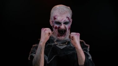 Zombi korkunç cadılar bayramı adamı başarıyı kutluyor çığlık çığlığa seviniyor kazanan el hareketi yapıyor evet de