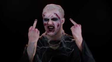 Saldırgan cadılar bayramı zombisi orta parmaklarını gösteriyor.