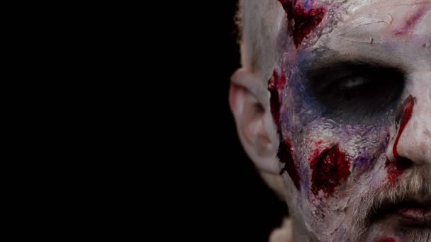Zombie muž tvář make-up s jizvami a bílé kontaktní čočky při pohledu do kamery, snaží se vystrašit — Stock video