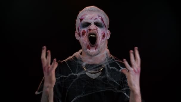 Elégedetlen Halloween zombi férfi kérdezi oka a kudarc érzés unatkozik, csalódott, irritáció — Stock videók