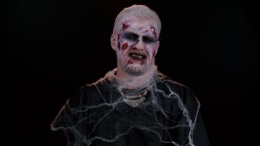 Kızgın cadılar bayramı zombileri kızgın bir ifadeyle el kaldırıyor, kavga ediyor, çatışma nedenini soruyor.