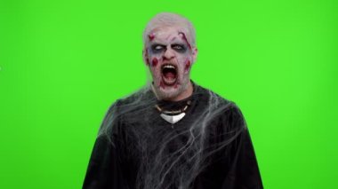 Cadılar Bayramı kostümlü uğursuz adam yaralı suratlı çılgın zombi bağırıyor, bağırıyor.